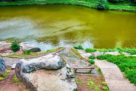 Téléchargez les photos : Le lieu de repos sur la rive rocheuse du lac de la mer Ionienne dans le parc Sofiyivka, Uman, Ukraine - en image libre de droit