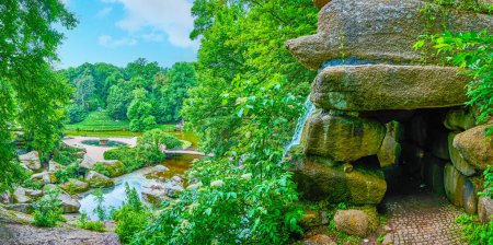 Téléchargez les photos : Panorama de la Vallée des Géants avec arc de rocher dans le parc Sofiyivka, Uman, Ukraine - en image libre de droit