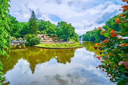 Téléchargez les photos : Le paysage pittoresque du parc Sofiyivka avec grand lac, Uman, Ukraine - en image libre de droit
