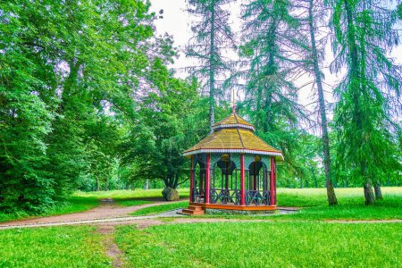 Téléchargez les photos : Vieux gazebo chinois en bois coloré à la lisière de la forêt du parc Sofiyivka, Uman, Ukraine - en image libre de droit