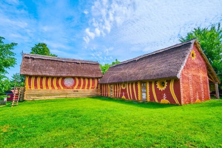 Bemalte Lehmhäuser des Trypil-Siedlungsmuseums im Dorf Talne, Ukraine