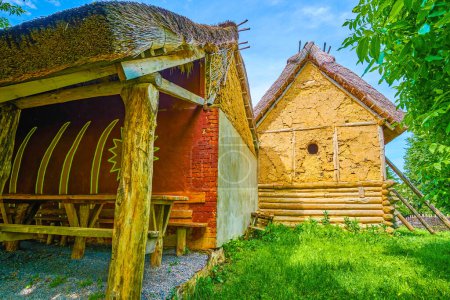 Trypil asentamiento con casas de adobe al aire libre Museo de la cultura Trypil en Talne pueblo, Ucrania