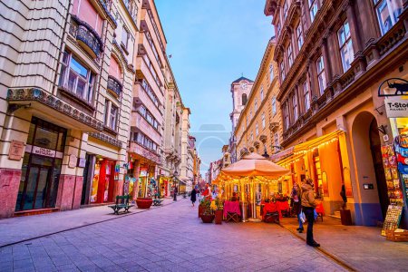 Téléchargez les photos : BUDAPEST, HONGRIE - 26 FÉVRIER 2022 : Promenade le long de la rue Vaci, la zone touristique avec de nombreux restaurants, bars et magasins, le 26 février à Budapest - en image libre de droit