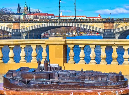 Téléchargez les photos : Closeup of the St Vitus Cathedral model against the Legion Bridge and silhouette of the Cathedral, Prague, République tchèque - en image libre de droit