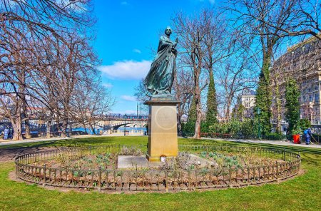 Foto de El monumento de bronce a Bozena Nemcova en el parque verde en la isla eslava, Praga, Chequia - Imagen libre de derechos