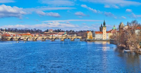 Téléchargez les photos : Quai de la rivière Vltava du quartier Stare Mesto avec pont Charles en pierre médiévale, château d'eau de la vieille ville, tour du pont de la vieille ville, barrière de glace en bois et dôme vert de l'église Saint-François d'Assise, Prague, Tchéquie - en image libre de droit