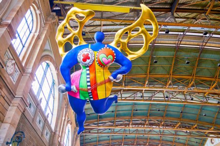 Téléchargez les photos : ZURICH, SUISSE - 3 AVRIL 2022 : Installation artistique de L'ange protecteur dans le hall principal de Zurich Hauptbahnhof, le 3 avril à Zurich, Suisse - en image libre de droit