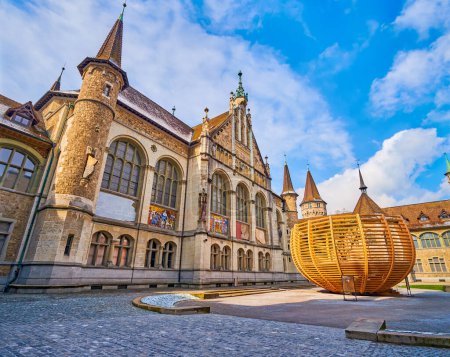 Téléchargez les photos : La cour pittoresque du Landesmuseum Zurich avec construction en bois au milieu, Suisse - en image libre de droit