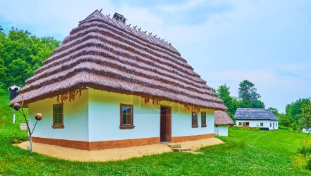 Foto de Panorama de la hermosa granja bukoviniana con casa tradicional encalada, cubierta con techo de paja escalonada, Chernivtsi scansen, Ucrania - Imagen libre de derechos