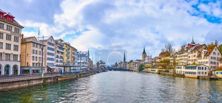 Foto de ZURICH, SUIZA - 3 DE ABRIL DE 2022: La vista sobre el río Limmat, el corazón de Altstadt de Zurich con destacados monumentos medievales en ambas orillas, el 3 de abril en Zurich, Suiza - Imagen libre de derechos