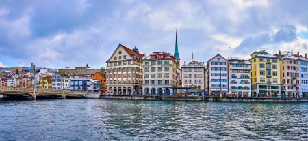 Téléchargez les photos : ZURICH, SUISSE - 3 AVRIL 2022 : Vue panoramique sur les maisons résidentielles pittoresques sur le remblai de Limmatquai, le 3 avril à Zurich, Suisse - en image libre de droit