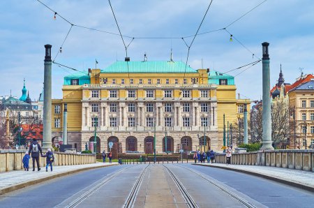 Foto de Edificio histórico de la Universidad Charles desde el Puente de Manes, Praga, Chequia - Imagen libre de derechos