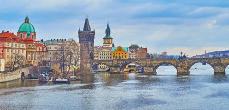 Téléchargez les photos : Panorama de la Vltava avec l'élégant pont Charles médiéval par une journée nuageuse, Prague, Tchéquie - en image libre de droit