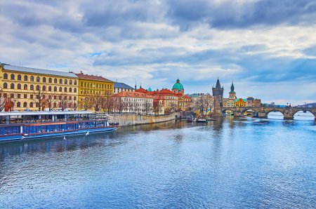 Téléchargez les photos : Maisons historiques de Prague et le pont Charles à travers vltava du pont de Manes, Tchéquie - en image libre de droit