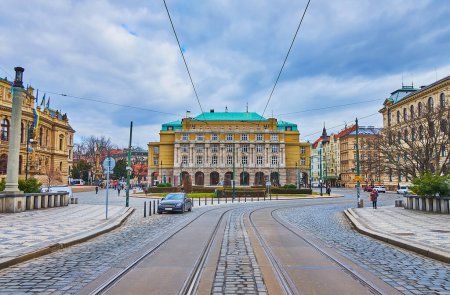 Foto de Arquitectura histórica de Jan Palach Square con Charles University corp, Praga, Chequia - Imagen libre de derechos