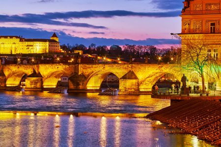 Téléchargez les photos : Le ciel violet sur le pont Charles, décoré d'un éclairage du soir, Prague, Tchéquie - en image libre de droit