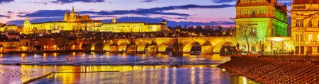 Téléchargez les photos : Panorama crépusculaire violet de Vltava, Pont Charles, Château de Prague et Cathédrale Saint-Vitus, Tchéquie - en image libre de droit