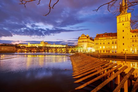 Téléchargez les photos : Smetana Embankment ouvre la vue sur les brise-glace en bois, le château d'eau de la vieille ville, Vltava, le pont Charles, le château de Prague et la cathédrale Saint-Vitus, Tchéquie - en image libre de droit