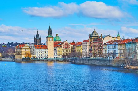 Téléchargez les photos : Quai de la vieille ville avec musée Smetana, château d'eau de la vieille ville et rivière Vltava avec brise-glace en bois, Prague, Tchéquie - en image libre de droit