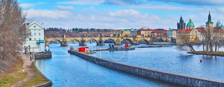 Téléchargez les photos : Panorama de la rivière Vltava avec écluse de la rivière Smichov et pont Charles en arrière-plan, Prague, Tchéquie - en image libre de droit