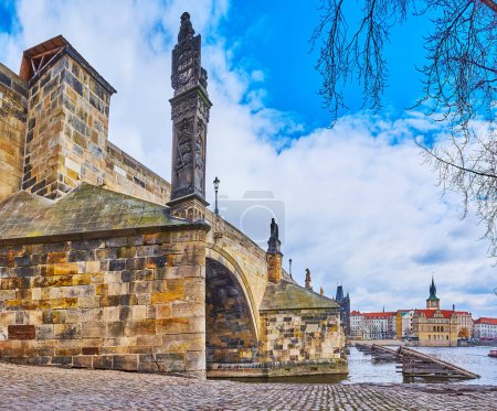Foto de El terraplén peatonal de piedra del río Moldava y los arcos del puente medieval de Carlos, Mala Strana, Praga, Chequia - Imagen libre de derechos