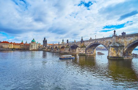 Téléchargez les photos : Profitez des monuments populaires de la ville - pont Charles médiéval traversant la rivière Vltava, tour du pont gothique de la vieille ville et dôme vert de l'église Saint-François d'Assise, Prague, Tchéquie - en image libre de droit