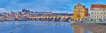 Téléchargez les photos : Panorama de la rivière Vltava avec pont Charles voûté médiéval, cathédrale Saint-Vitus et musée Smetana dans un manoir historique, couvert de sgraffito, Prague, Tchéquie - en image libre de droit
