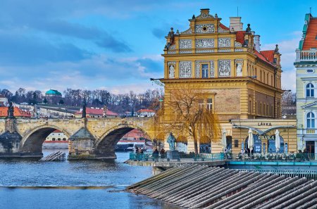 Téléchargez les photos : PRAGUE, CZECHIE - 7 MARS 2022 : Bâtiment historique du musée Bedrich Smetana, décoré avec du sgraffito et situé à côté du pont Charles, le 7 mars à Prague - en image libre de droit