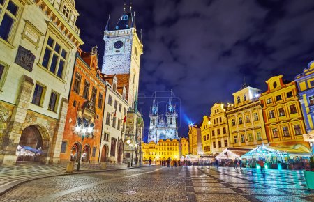 Téléchargez les photos : La vue du soir sur les maisons de ville colorées, la vieille mairie et l'église Tyn, située sur la place de la vieille ville, Prague, Tchéquie - en image libre de droit