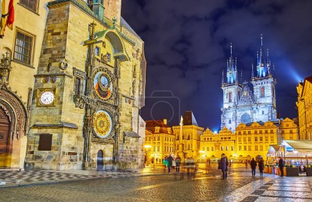 Téléchargez les photos : L'illumination lumineuse des maisons historiques, Tyn Church et Prague Orloj horloge astronomique sur la place de la Vieille Ville, Prague, Tchéquie - en image libre de droit