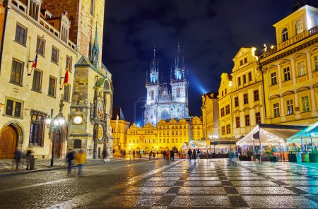 Téléchargez les photos : La place de la Vieille Ville illuminée avec l'église historique Tyn, restaurants touristiques et maisons de ville médiévales, Prague, Tchéquie - en image libre de droit