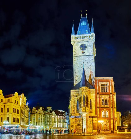 Téléchargez les photos : La tour médiévale de l'horloge en pierre de la vieille mairie dans un éclairage du soir lumineux, Prague, Tchéquie - en image libre de droit