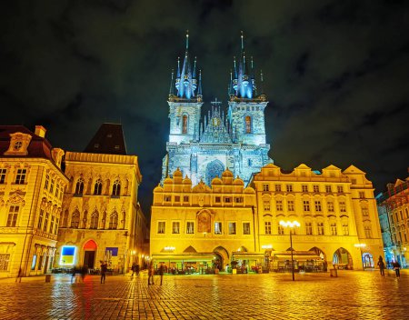 Téléchargez les photos : Grande église gothique de Tyn derrière les maisons médiévales sur la place de la Vieille Ville, Prague, Tchéquie - en image libre de droit