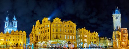 Téléchargez les photos : Panorama du soir de la place de la Vieille Ville avec clochers de l'église de Tyn, maisons historiques, restaurants en plein air et tour de l'horloge de l'ancien hôtel de ville dans un éclairage lumineux, Prague, Tchéquie - en image libre de droit