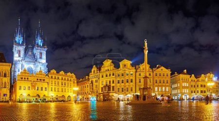 Téléchargez les photos : Profitez du panorama de la Place de la Vieille Ville avec Tyn Church, Colonne Mariale et logement historique, Prague, Tchéquie - en image libre de droit