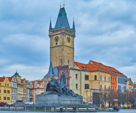 Téléchargez les photos : Monument historique Jan Hus devant la tour de la vieille mairie en pierre, Stare Mesto, Prague, Tchéquie - en image libre de droit