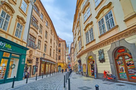 Foto de PRAGA, CZECHIA - 7 de marzo de 2022: Casas históricas, tiendas turísticas y cafeterías en la calle Melantrichova en Stare Mesto, el 7 de marzo en Praga - Imagen libre de derechos