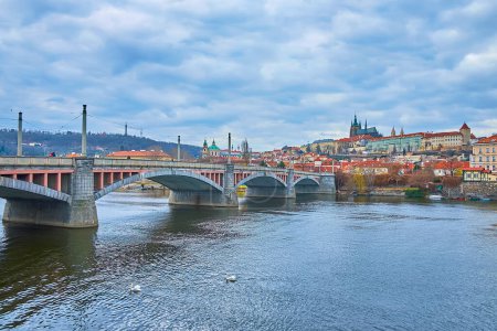 Téléchargez les photos : Le pont de Manes à travers la rivière Vltava avec la cathédrale Saint-Vitus sur la rive opposée, Prague, Tchéquie - en image libre de droit
