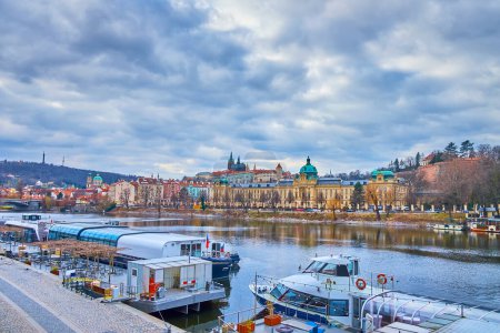 Téléchargez les photos : Rivière Vltava avec des navires amarrés et Straka Academy sur la rive opposée de la rivière, Prague, Tchéquie - en image libre de droit