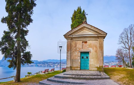 Foto de La capilla de la vendimia en el pintoresco Parco San Michele contra el lago Lugano y las montañas, Castagnola, Lugano, Suiza - Imagen libre de derechos