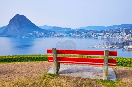 Foto de El banco rojo en la terraza de observación en el Parco San Michele, observando Monte San Salvatore y el Lago Lugano, Castagnola, Lugano, Suiza - Imagen libre de derechos
