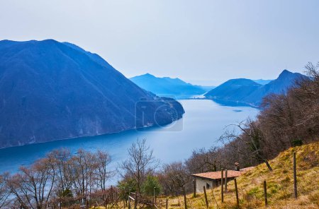 Téléchargez les photos : Le paysage pittoresque des Préalpes de Lugano et du lac de Lugano depuis la pente du Monte Bre, Tessin, Suisse - en image libre de droit