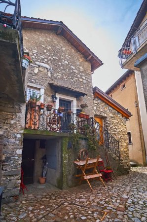 Téléchargez les photos : La petite cour, entourée de maisons historiques en pierre dans le village de Bre, Tessin, Suisse - en image libre de droit