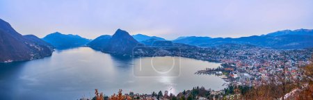 Téléchargez les photos : Panorama supérieur du magnifique lac de Lugano, remblai et logement de Lugano, Monte San Salvatore et Lugano Prealps, Tessin, Suisse - en image libre de droit