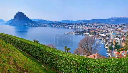 Foto de Panorama del paisaje alpino con Monte San Salvatore, Lago Lugano y la ciudad de Lugano desde el Parco San Michele, situado en la ladera del Monte Bre, Castagnola, Lugano, Suiza - Imagen libre de derechos