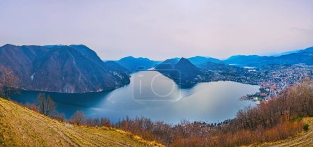 Téléchargez les photos : Lac de Lugano, Monte San Salvatore et Lugano Préalpes depuis le sommet, Tessin, Suisse - en image libre de droit