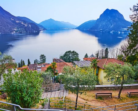 Téléchargez les photos : Le petit parc avec des olives à Castagnola sur la pente du Monte Bre avec le lac de Lugano et Monte San Salvatore en arrière-plan, Tessin, Suisse - en image libre de droit