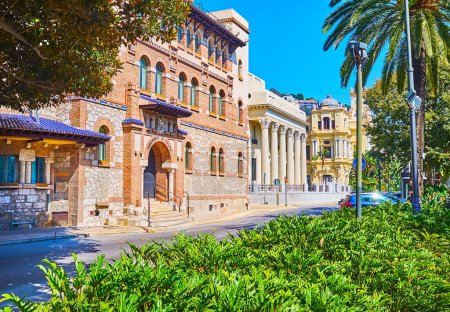 Téléchargez les photos : La façade du bâtiment historique de l'Université de Malaga et le bâtiment avec des colonnes de la Banque d'Espagne - en image libre de droit