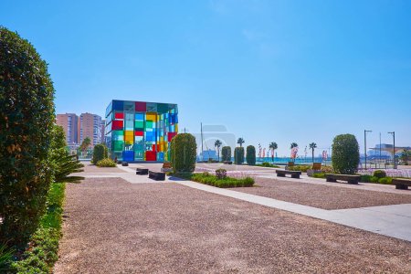 Foto de MALAGA, ESPAÑA - 28 DE SEPTIEMBRE DE 2019: El parque del Pasaje Doctor Carrillo Casaux frente al museo Centre Pompidou Málaga, Málaga, España - Imagen libre de derechos