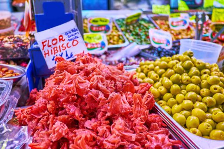 Foto de El puesto del mercado central de Atarazanas con hibisco confitado y aceitunas saladas, Málaga, España - Imagen libre de derechos